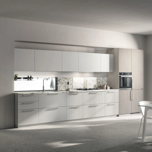 Cucina su misura Musa 05 in laccato dogato opaco Grigio Airone e decorativo Oriental Light di Scavolini