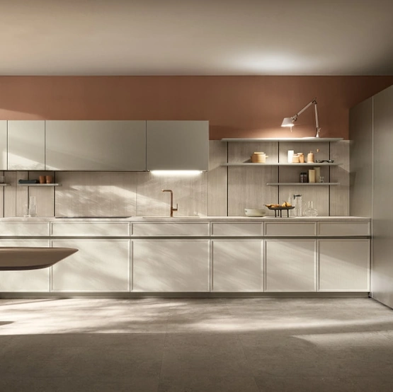 Cucina lineare su misura Poetica 03 in Frassino e laccato di Scavolini