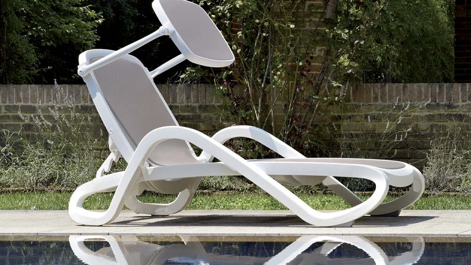 Lettino Alba Bed in tessuto sintetico traspirante con struttura in polipropilene Bed di La Seggiola