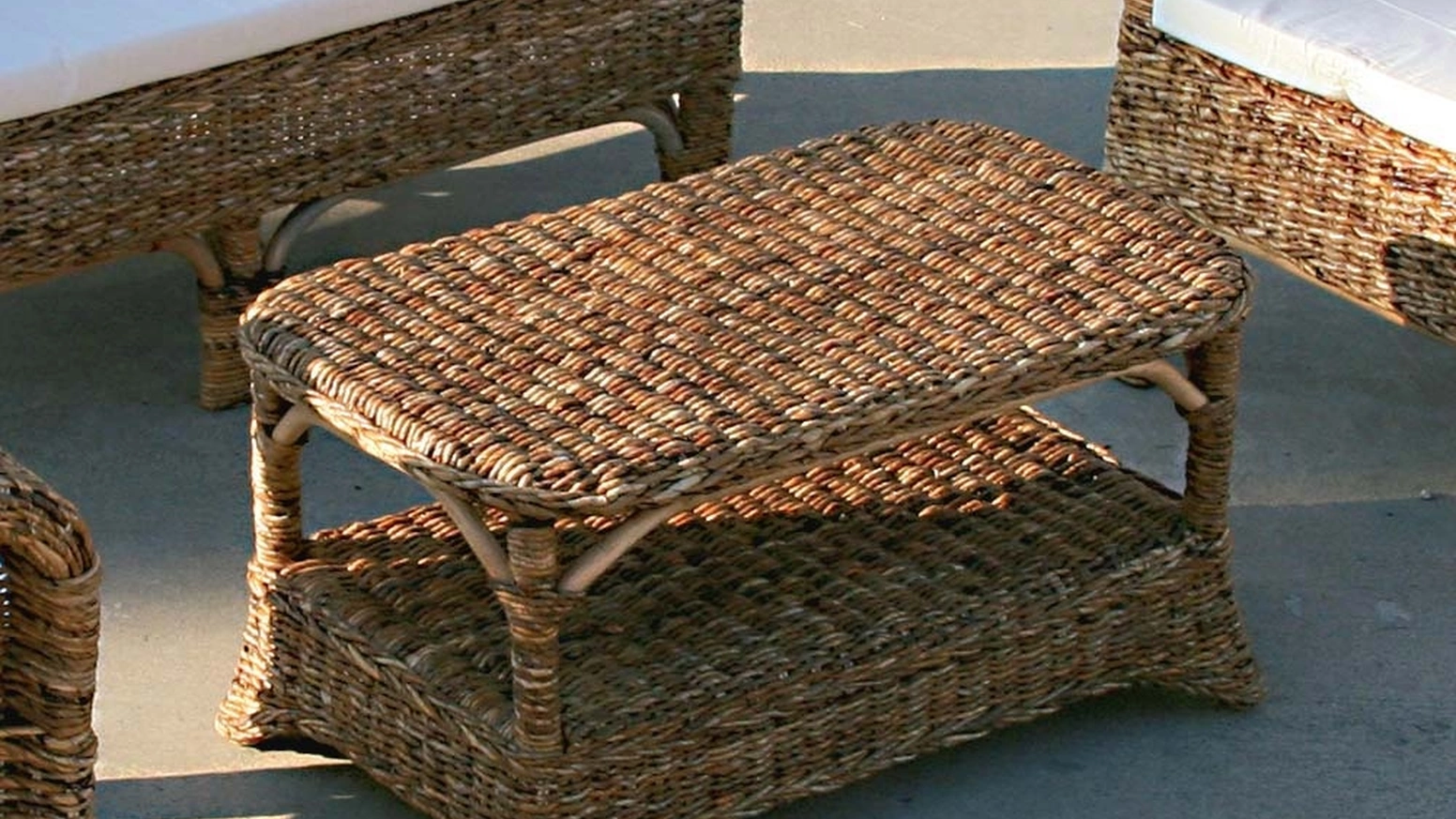 Tavolino Clito Mini Sofà finitura intreccio di Banano naturale di La Seggiola