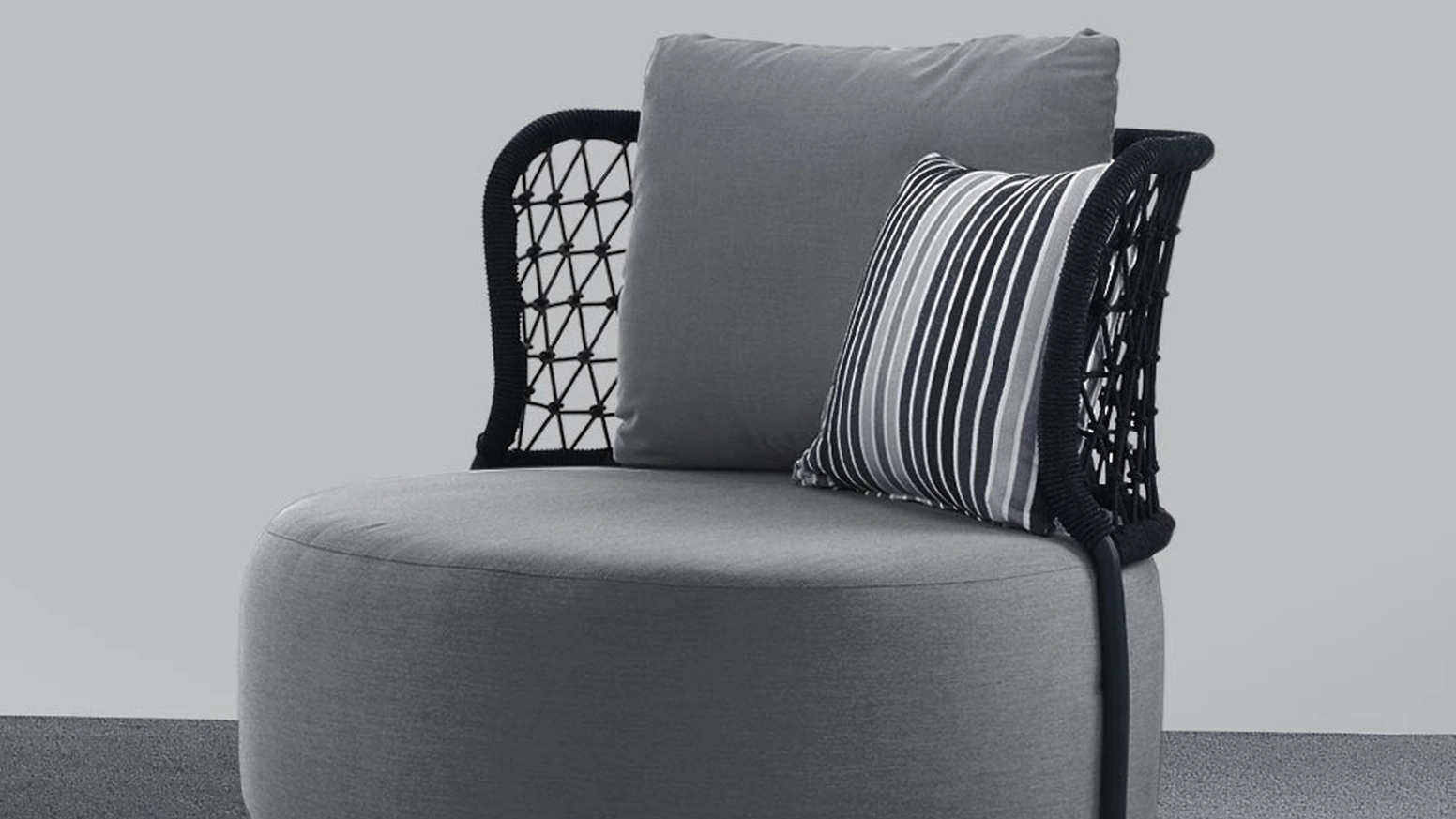 Poltrona Cobb in tessuto per esterno grigio con schienale in rete di La Seggiola