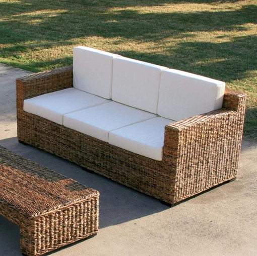 Divano Croco Sofà a tre posti con struttura finitura intreccio di Banano naturale con cuscini in tessuto imbottito di La Seggiola