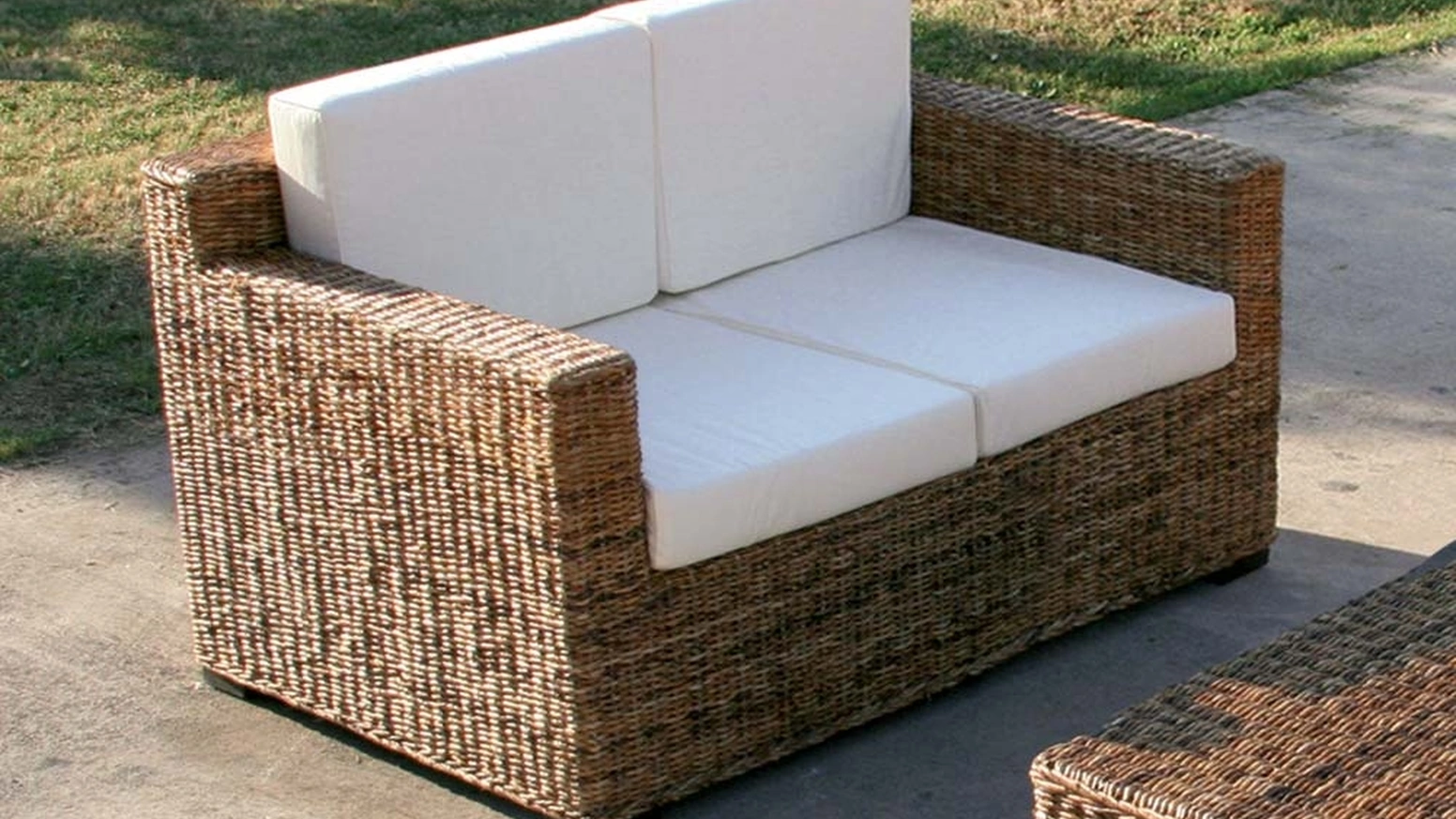 Divano Croco Sofà a due posti con struttura finitura intreccio di Banano naturale con cuscini in tessuto imbottito di La Seggiola