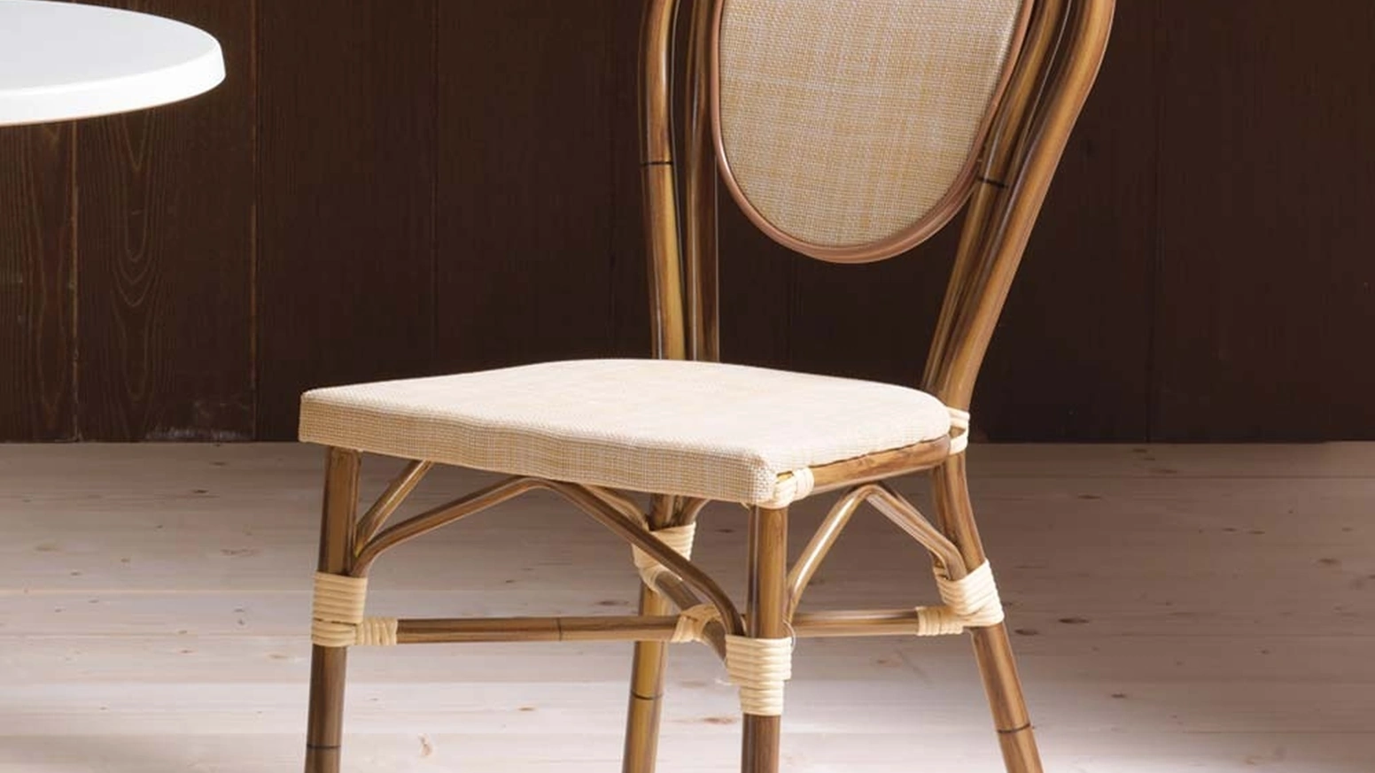 Sedia Jakarta in tessuto e alluminio ricoperto in PVC effetto bambù di La Seggiola