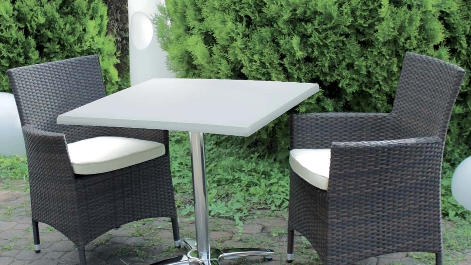 Poltroncina Acapulco con struttura in metallo rivestita in fibra di polipropilene intrecciata a mano di La Seggiola