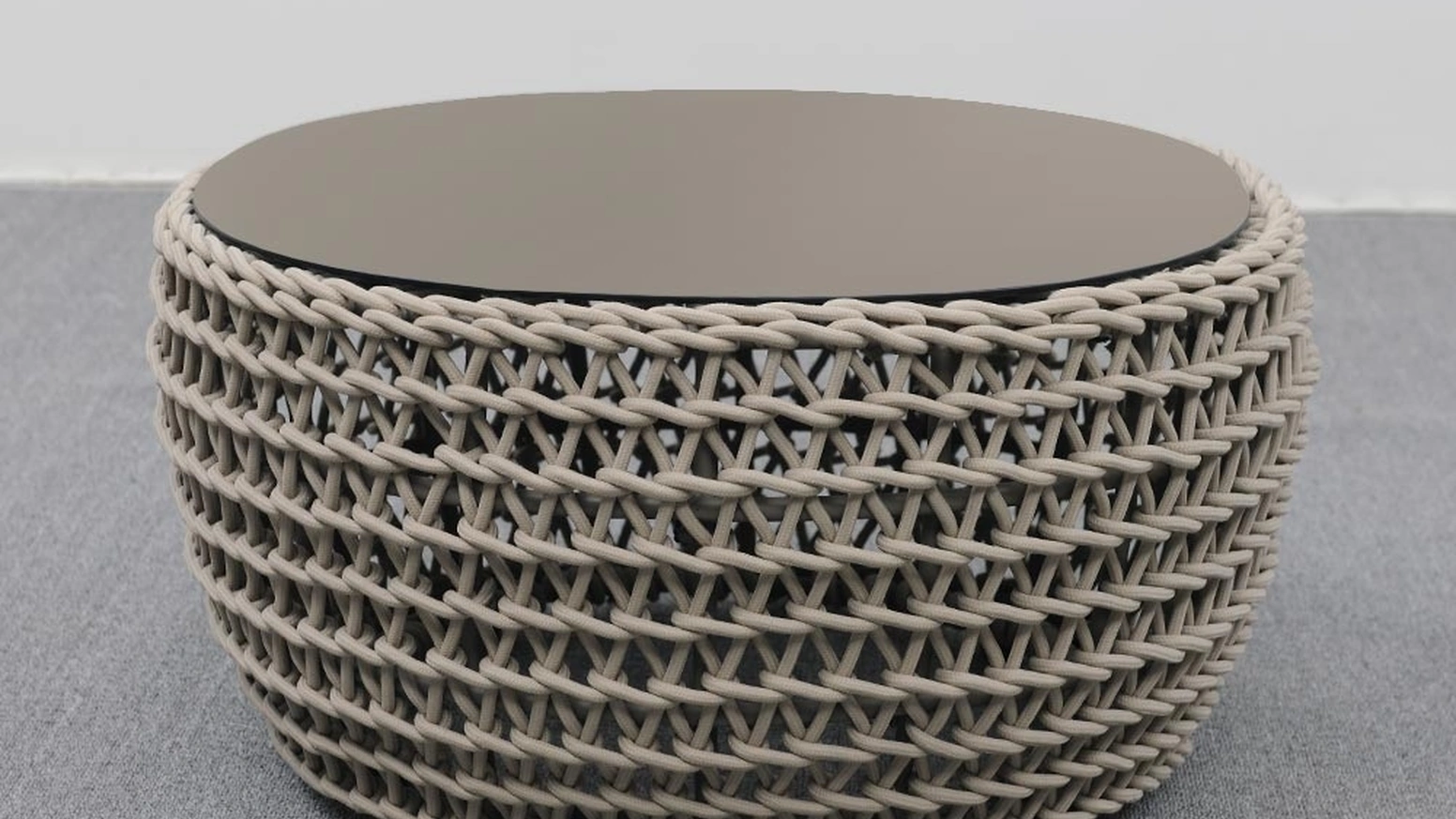 Tavolino Couch con top in alluminio verniciato e struttura in alluminio rivestitacon corda intrecciata di La Seggiola