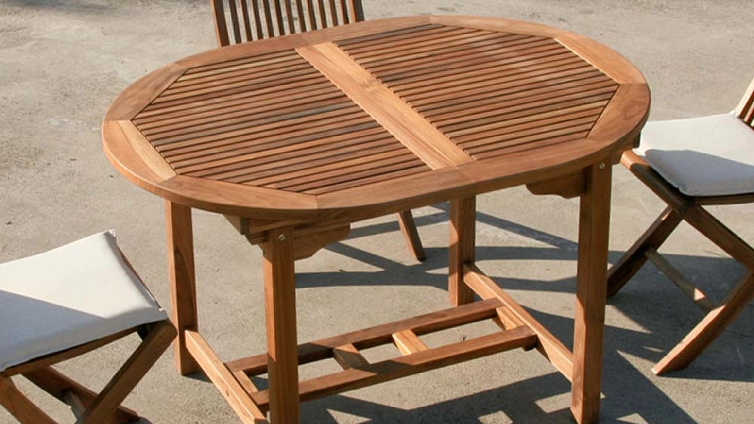 Tavolo da giardino allungabile Lipari in legno massello di teak indonesiano con finitura olio naturale di La Seggiola