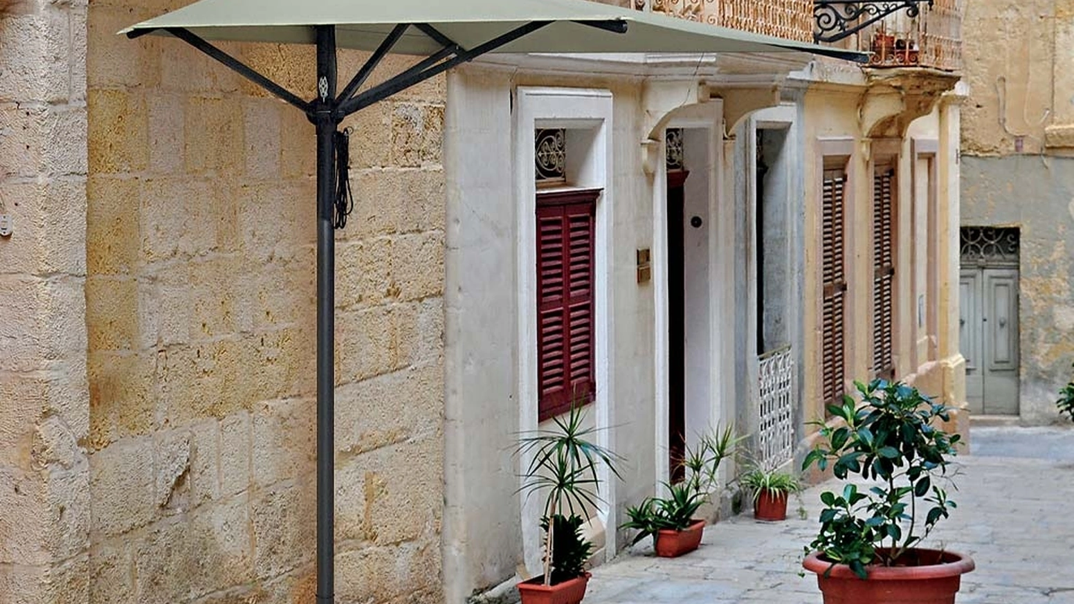 Ombrellone Mezzo in alluminio verniciato antracite con apertura a carrucola di La Seggiola