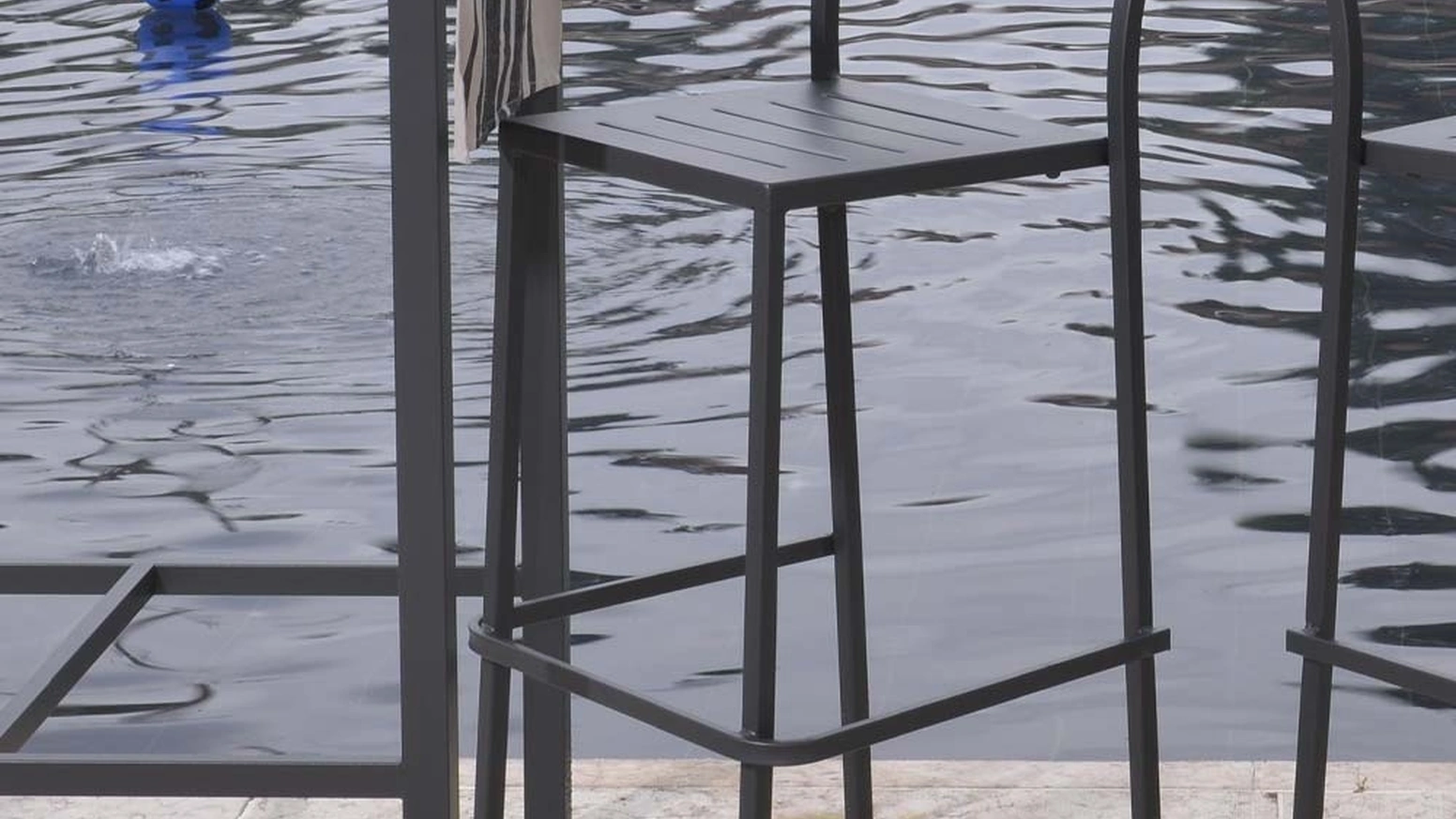 Sgabello da giardino Out Metal alto in acciaio zincato e verniciato poliestere per esterni di La Seggiola