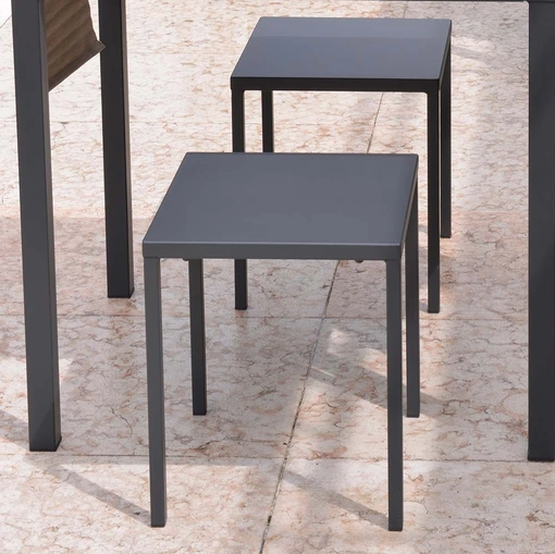 Sgabello da giardino Out Metal basso in acciaio zincato e verniciato poliestere per esterni di La Seggiola