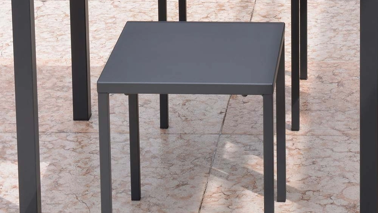 Sgabello da giardino Out Metal basso in acciaio zincato e verniciato poliestere per esterni di La Seggiola