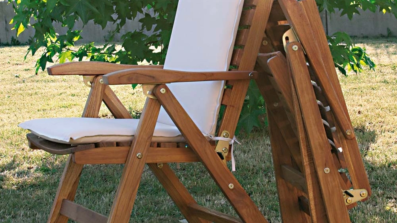 Poltrona Teak pieghevole in legno massello di teak indonesiano con finitura olio naturale di La Seggiola