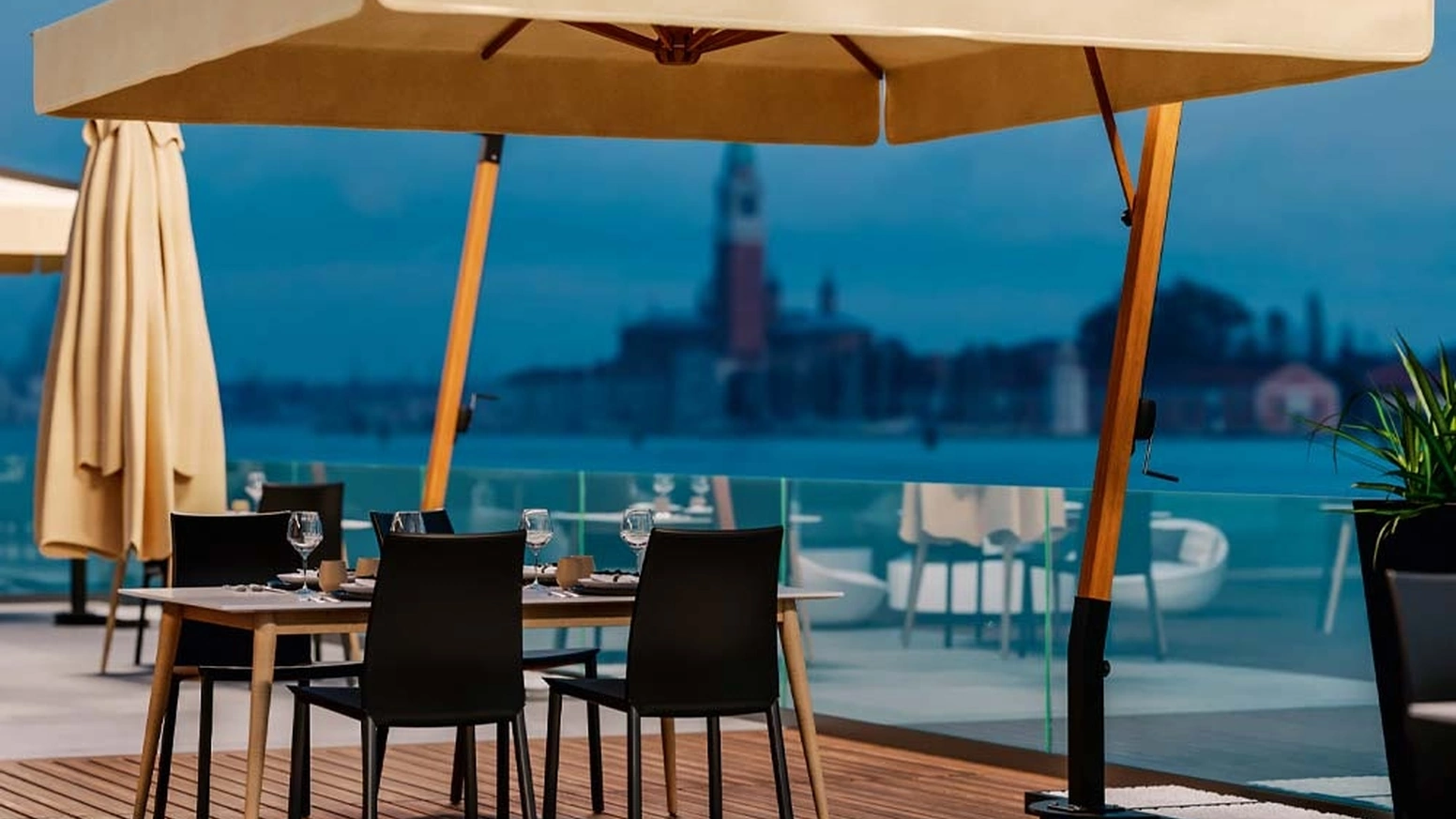 Ombrellone RVE in legno iroko con componenti in acciaio zincato e verniciato atracite con apertura a manovella di La Seggiola