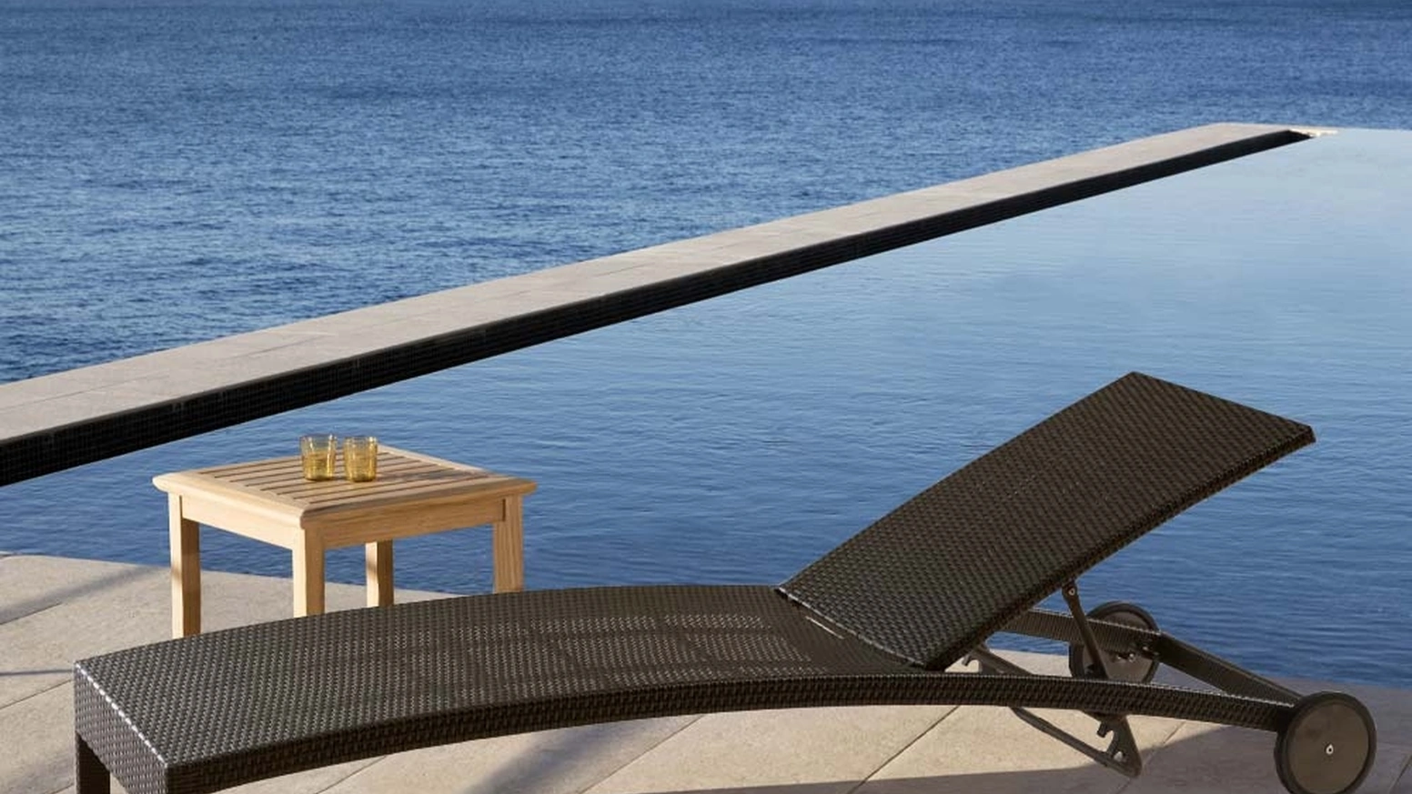 Lettino da giardino Sun Bed in alluminio rivestito con fibra di polipropilene intrecciata a mano di La Seggiola